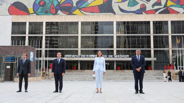 El ministro de Asuntos Exteriores, Unión Europea y Cooperación, José Manuel Albares; la ministra de Industria, Comercio y Turismo, Reyes Maroto; el alcalde de Madrid, José Luis Martínez-Almeida, y el secretario general de la Organización Mundial del Turismo (OMT), Zurab Pololikashvili.