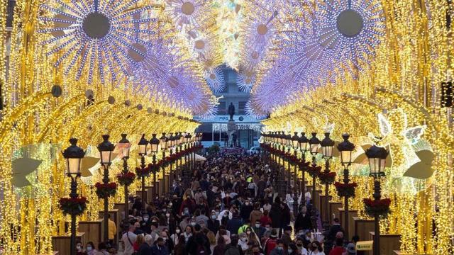 Imagen de la calle Larios atestada de personas el día del encendido de las luces de Navidad, en Málaga.