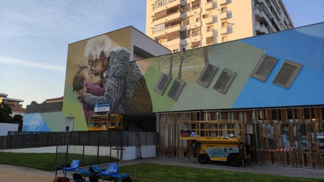 El mural de Lalone y Nesui la tarde del 27 de septiembre a punto de ser finalizado.