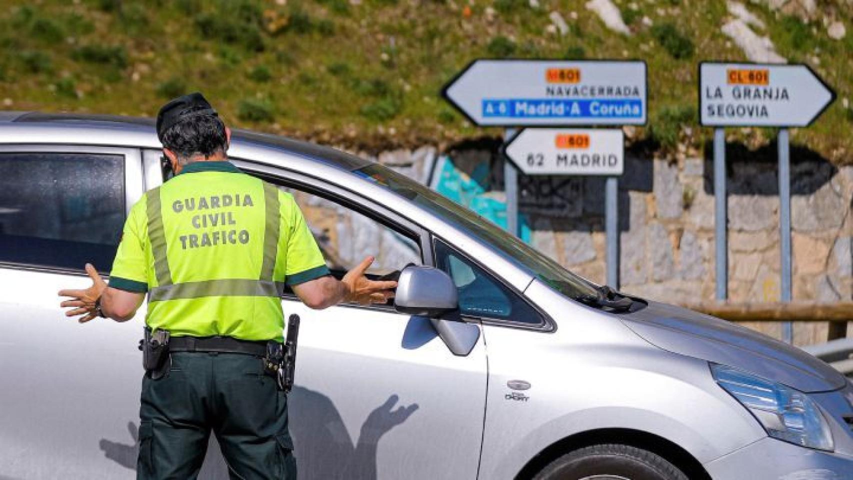 La Guardia Civil multa a un conductor.