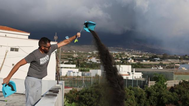 Un vecino limpia su tejado de lava.