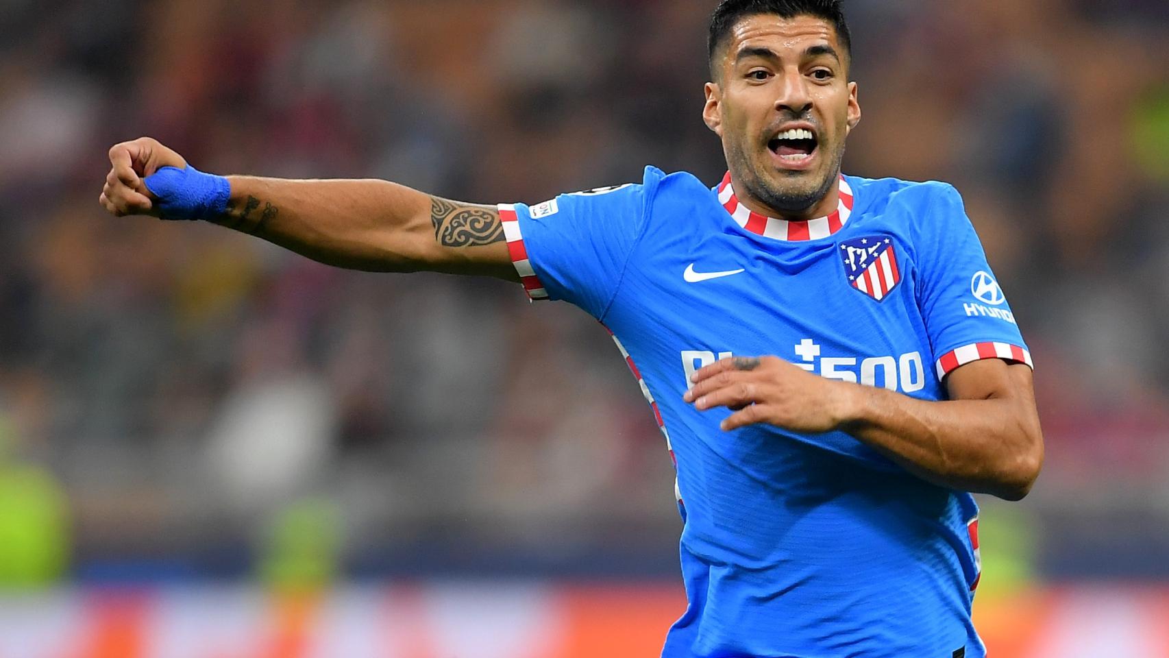 Luis Suárez en la carrera por un balón