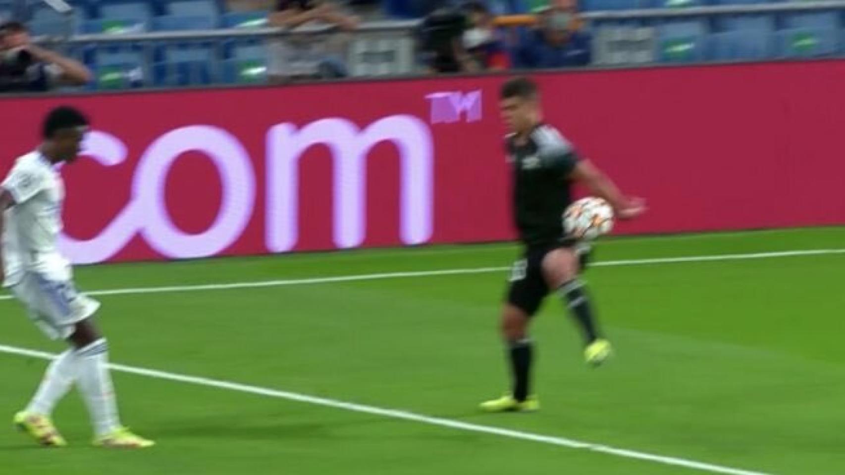 El posible penalti por mano que forzó Vinicius y no pitaron al Sheriff