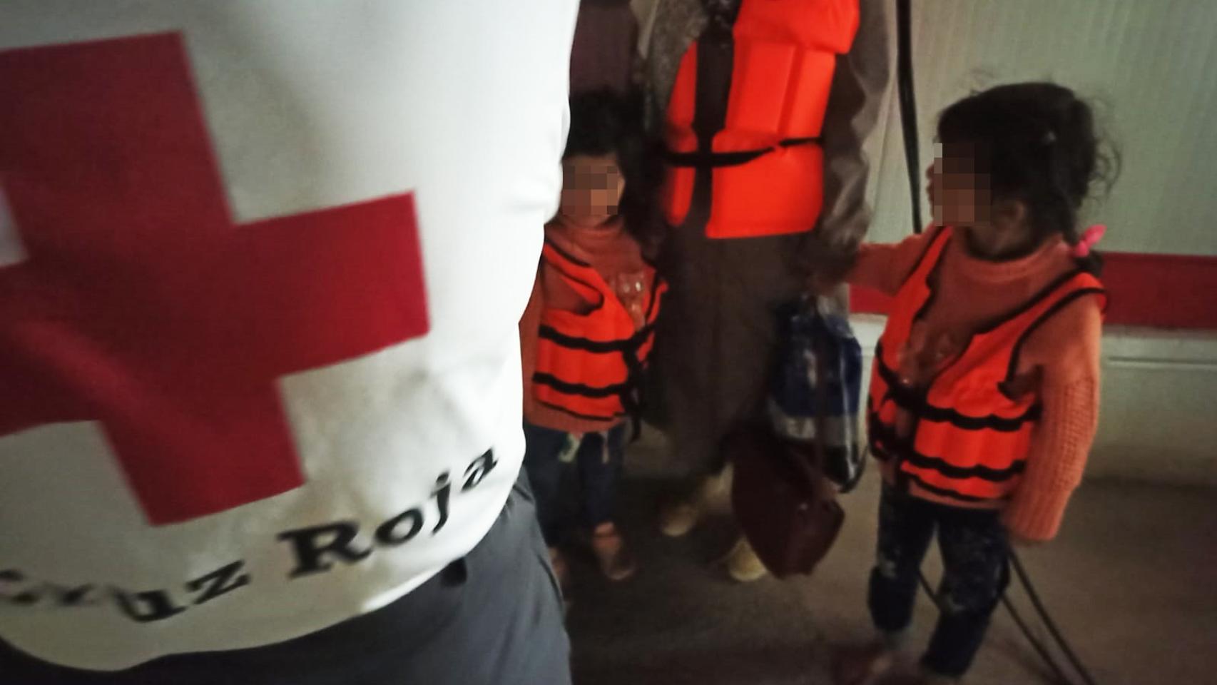 Interceptan a 81 personas en tres pateras en Alicante, entre ellas dos embarazadas y varios menores.