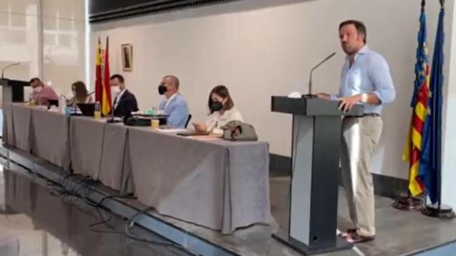 El líder del PP de Elche, Pablo Ruz, durante el pleno celebrado este lunes.