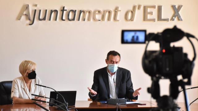 Puri Vives, con el alcalde Carlos González, en una imagen de archivo.