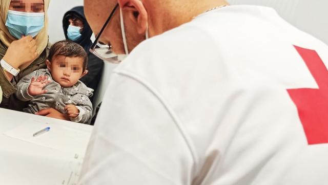 Un voluntario de Cruz Roja Alicante atiende a las personas llegadas en patera este martes.