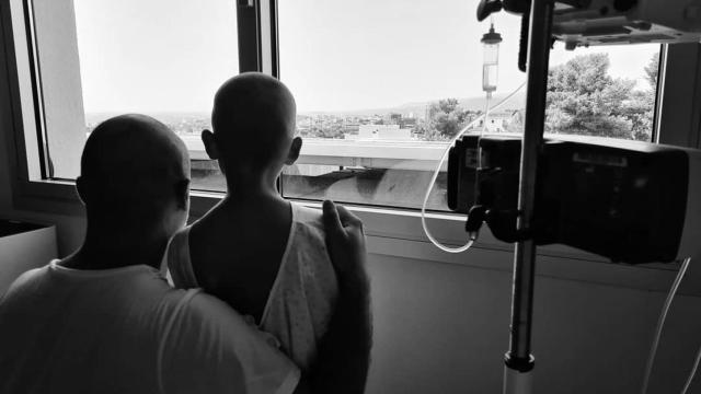 Jordi Ballart, alcalde de Terrassa, junto a su hijo Xito en el Hospital Sant Joan de Déu de Barcelona.