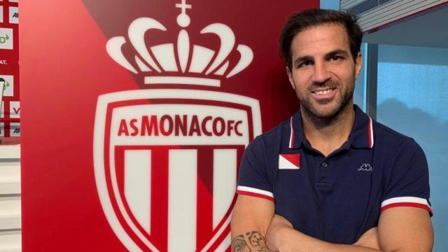Cesc Fàbregas posa junto al escudo del AS Mónaco