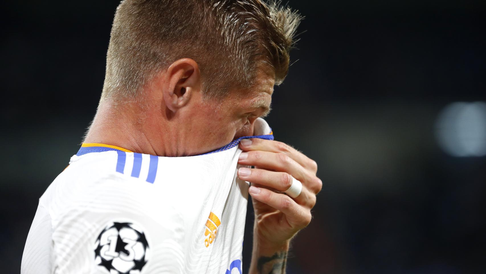 Toni Kroos se tapa la cara con la camiseta
