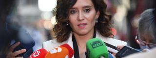 La presidenta de la Comunidad de Madrid, Isabel Díaz Ayuso, ofrece declaraciones a los medios en la zona de la Quinta Avenida, en Nueva York.