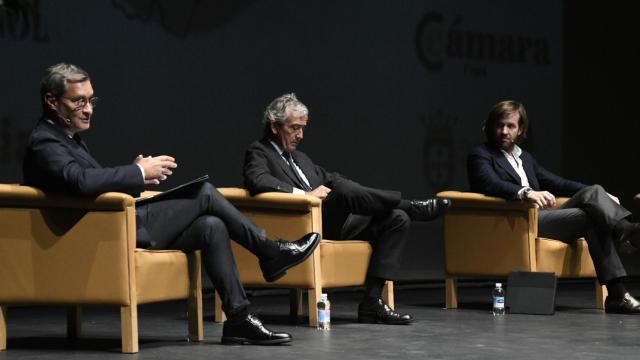 Mesa redonda con Jaume Miquel, José María Pacheco y Rosauro Varo.