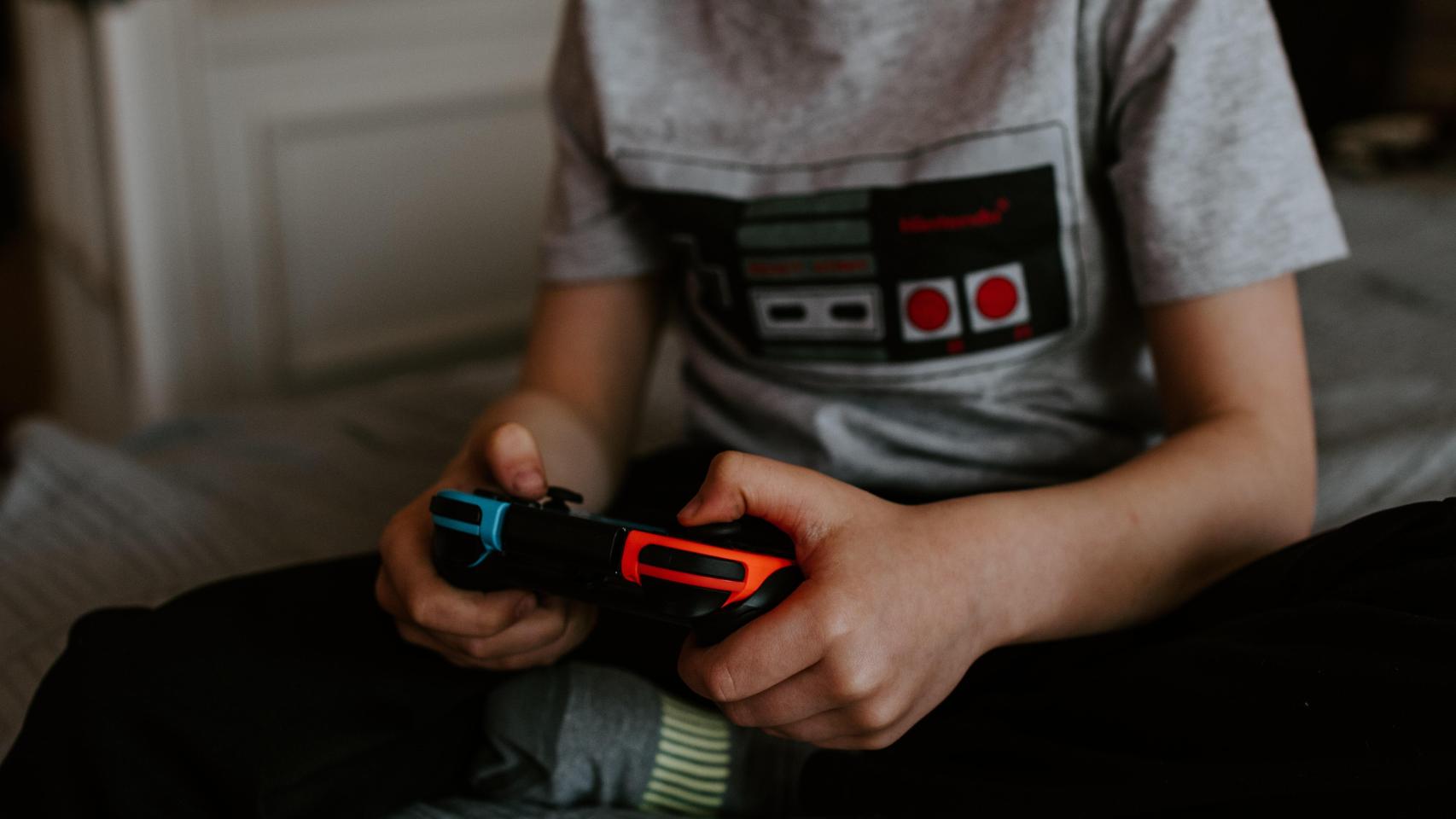 Menor jugando con la Switch