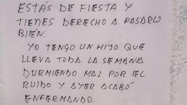 Cartel colgado en la puerta del local por un vecino de la zona