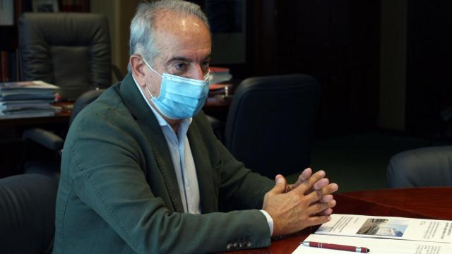 El presidente de la Cámara de Comercio de A Coruña, Antonio Couceiro, durante una entrevista.
