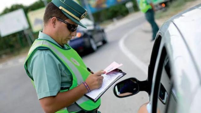 Un guardia civil pone una multa de tráfico