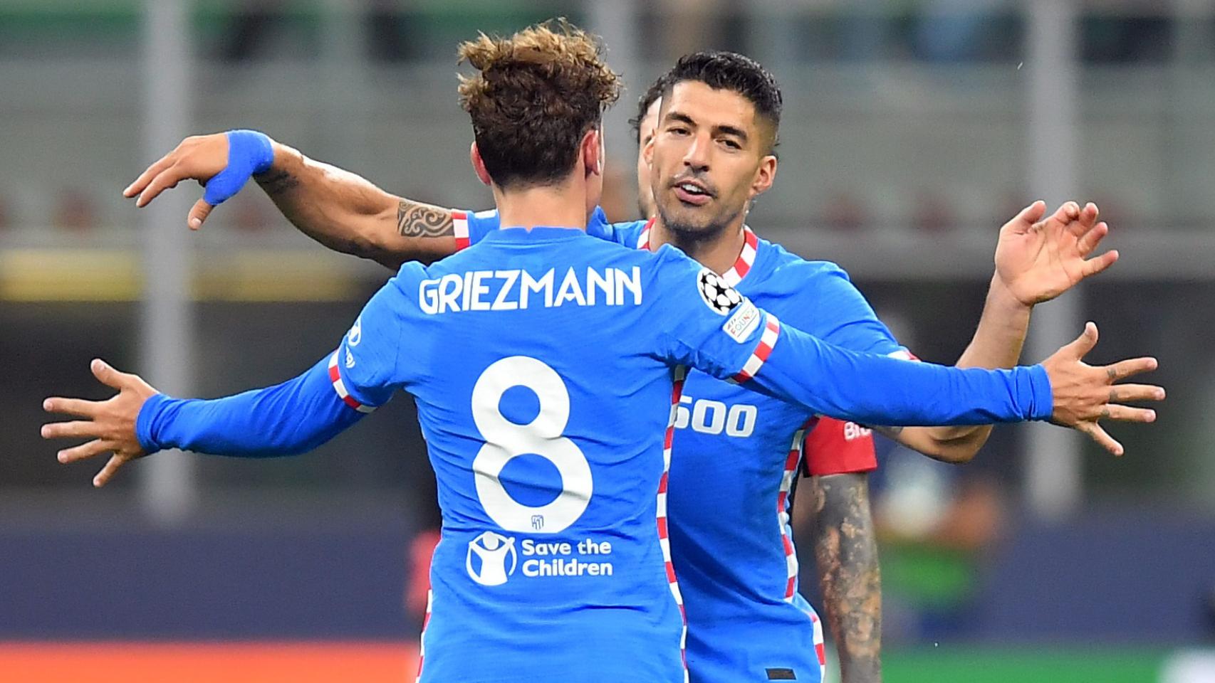 Griezmann y Suárez se abrazan