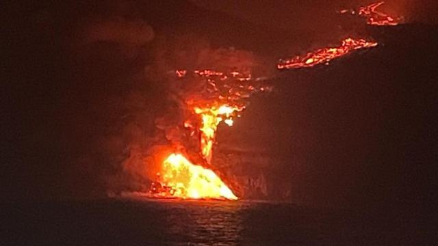 El momento en el que la colada de lava llega al mar.