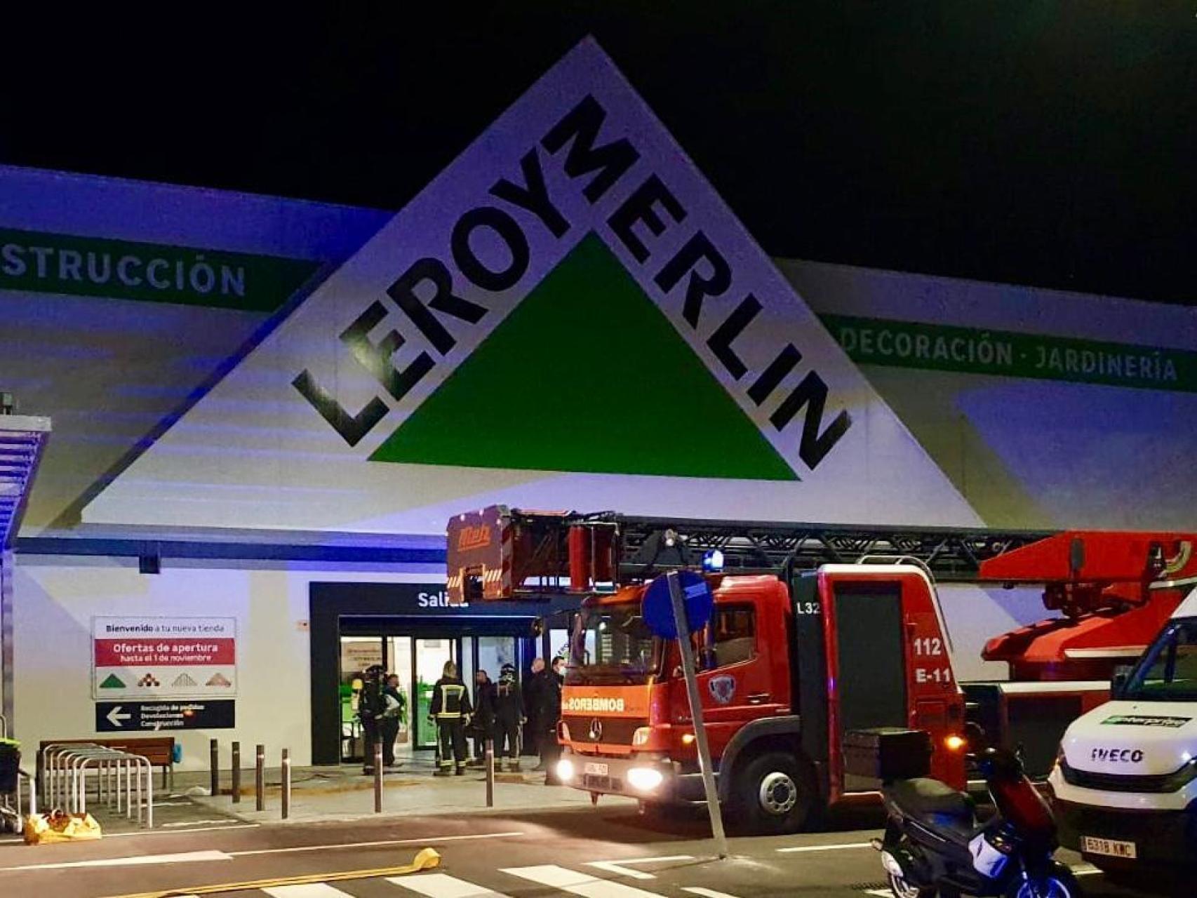 Los bomberos intervienen en el incendio de madrugada en Leroy Merlin