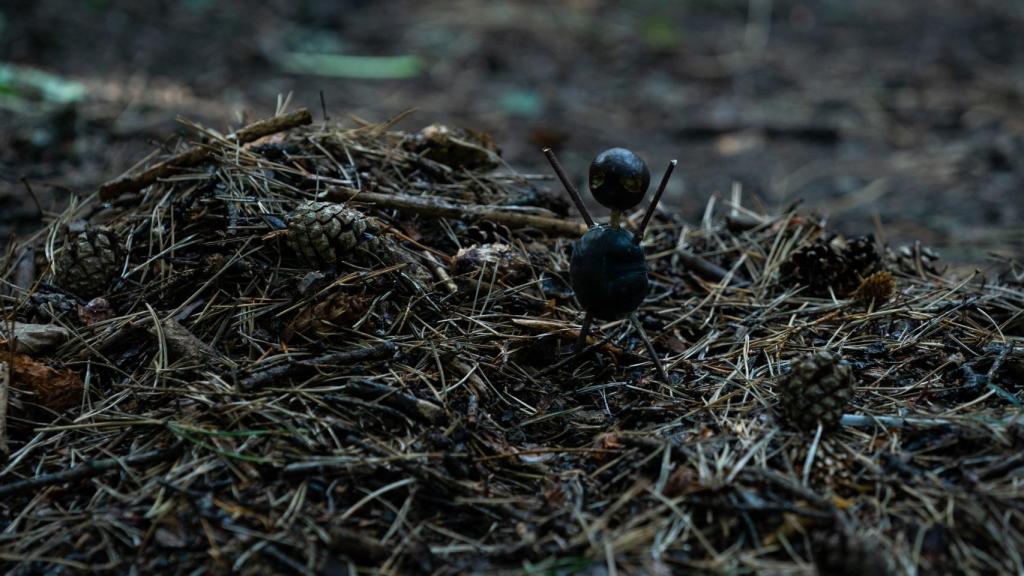 Uno de los muñecos hechos con castañas que aparecen en las escenas del crimen.