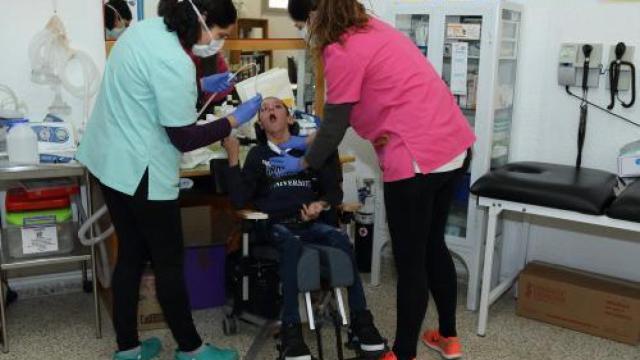 Menos valenciano y más fisios en los coles: Niños con necesidades especiales esperan 4 años este recurso