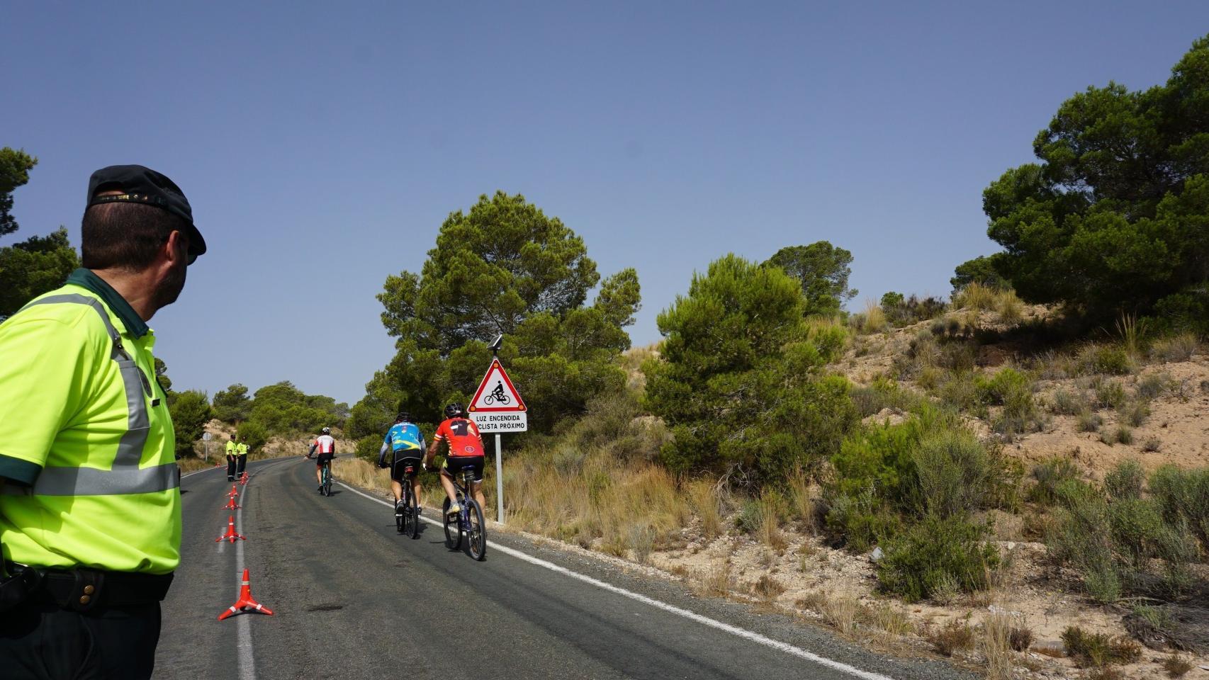 Un ciclista graba cómo un Guardia Civil le multa injustamente en Elche y el vídeo se hace viral