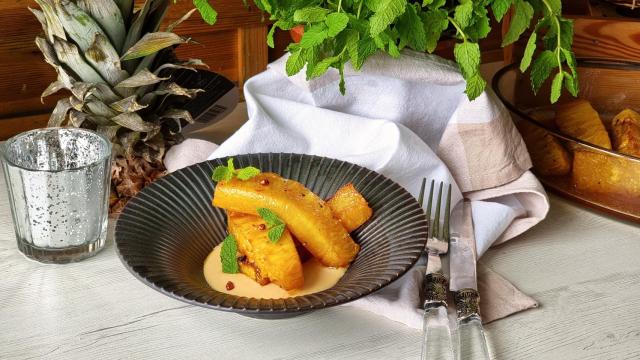 Piña asada con crema de ron, un postre fácil con fruta