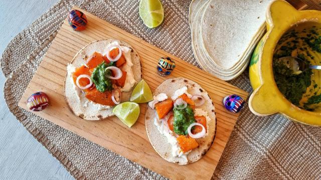 Tacos de boniato, mozzarella y salsa de rúcula, unos tacos vegetarianos