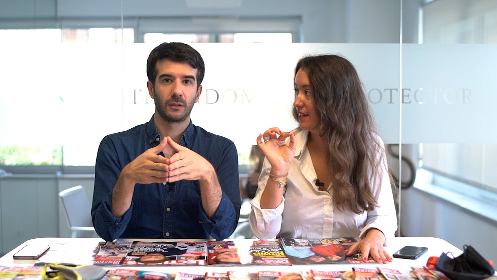 Raúl Rodríguez y Cristina Rodrigo en el kiosco rosa en vídeo.