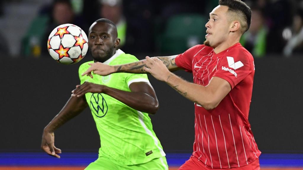 Lucas Ocampos en acción con Josuha Guilavogui, en el Wolfsburgo - Sevilla de la Champions League 2021/2022
