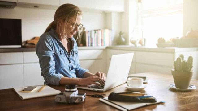 Mujer teletrabajando