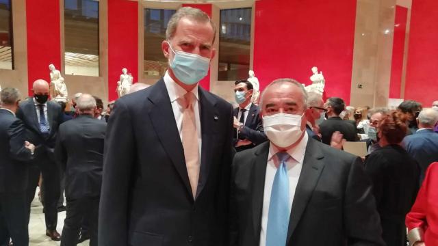 Jesús Hijosa, alcalde de Villaseca de la Sagra (Toledo), junto al Rey Felipe VI