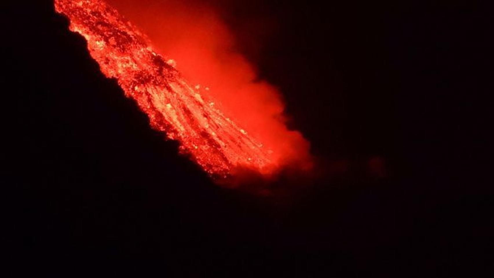 En imágenes: la lava del volcán de La Palma llega al mar