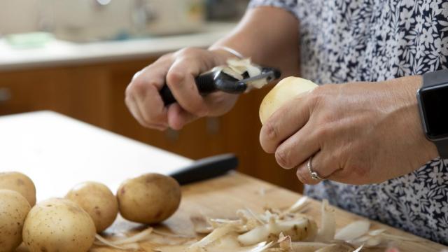 Estos son los peladores eléctricos y manuales que necesitas en tu cocina