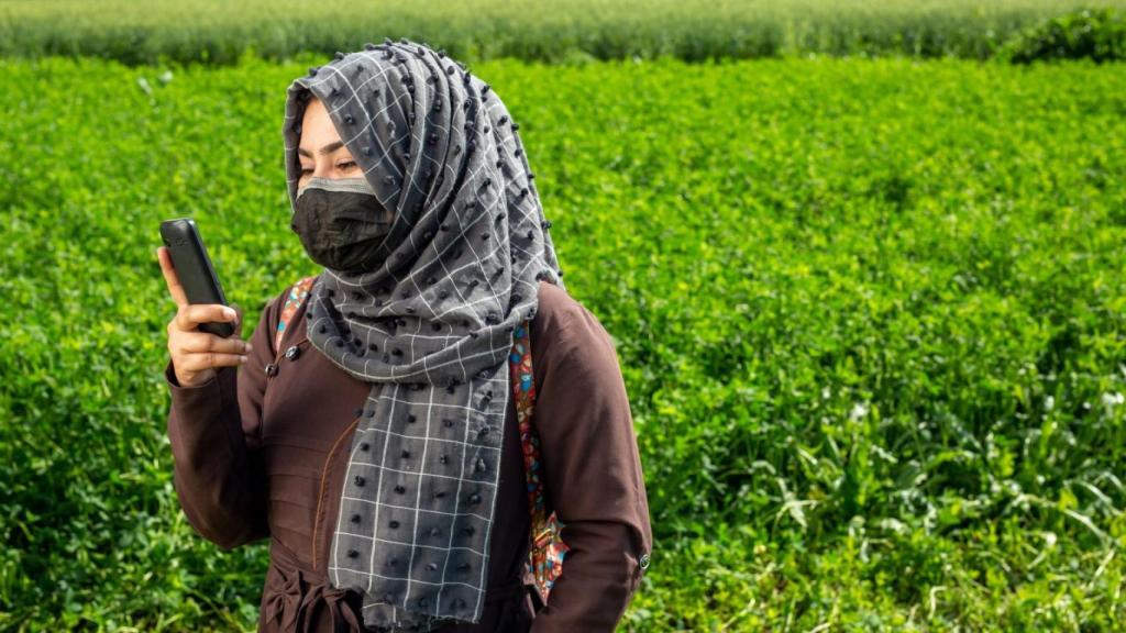 Una mujer utilizando un teléfono móvil en Pakistán.
