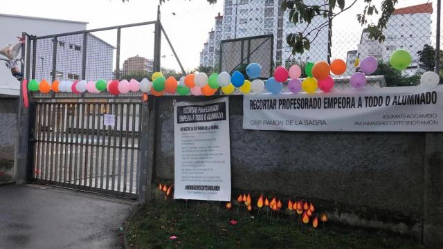 Protesta ante el CEIP Ramón de la Sagra de A Coruña por la falta de un profesor.
