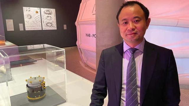 Xie Gengxin, junto a una réplica de la cápsula enviada a la Luna