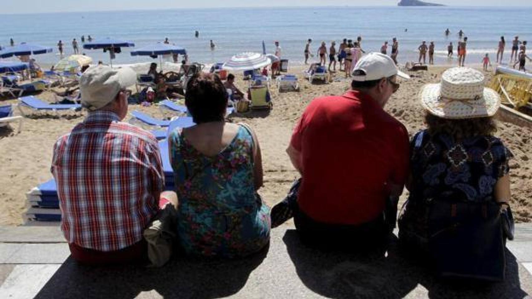 Dos parejas de jubilados en la paya de Levante de Benidorm, en imagen de archivo.