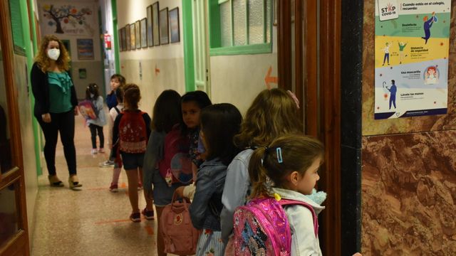 Niños haciendo cola para entrar en clase en el Colegio Amor de Dios de Zamora