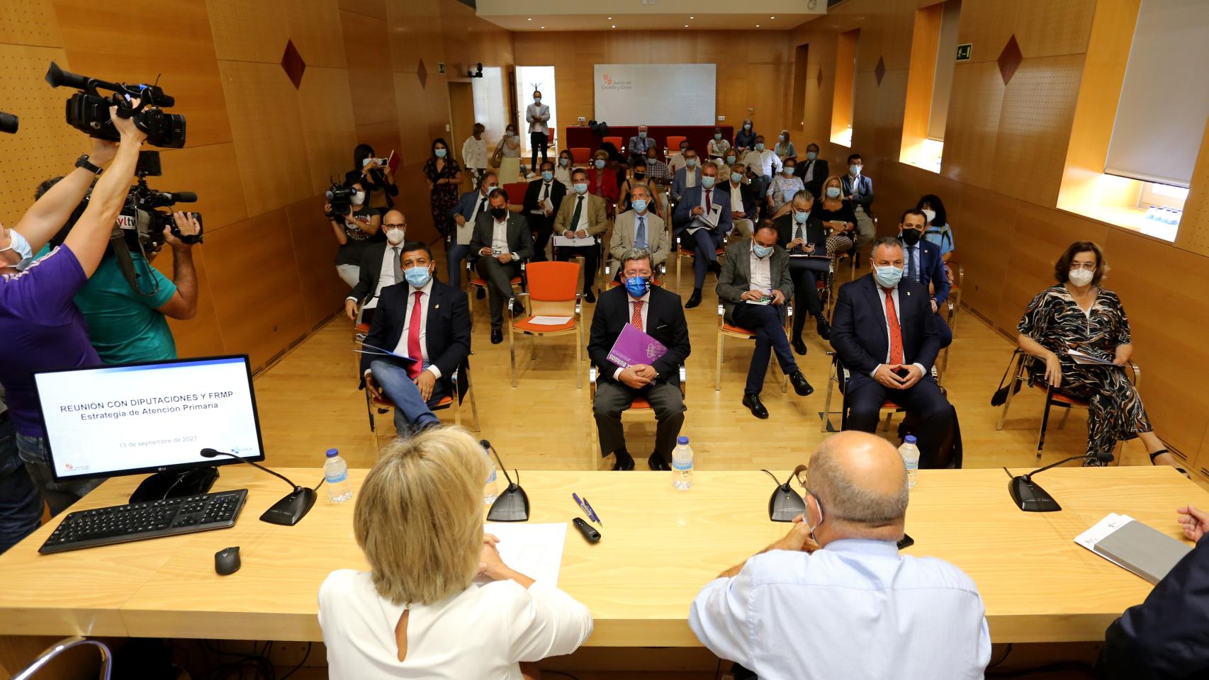 Foto: Leticia Pérez / ICAL . La consejera de Sanidad, Verónica Casado, en una reunión con los presidentes de las diputaciones para analizar la situación de la Atención Primaria
