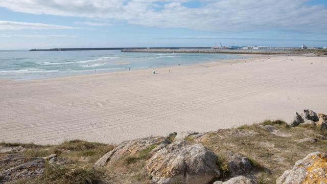 La playa de Sabón, con surfistas, en una imagen de archivo.