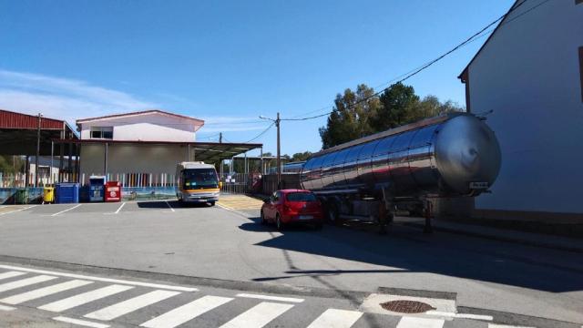 La cisterna colocada delante del CEIP de Teixeiro y la Galiña Azul.