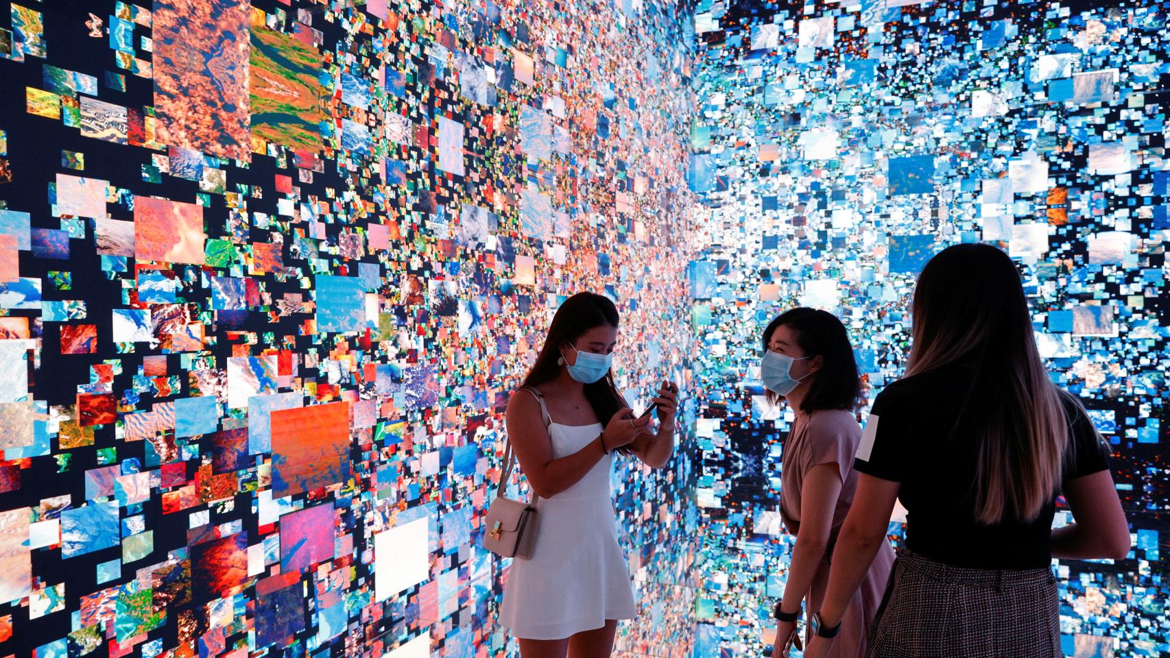 Visitantes junto a una instalación en Hong Kong que se convirtió en NFT y se subastó 'online' en Sotheby's.
