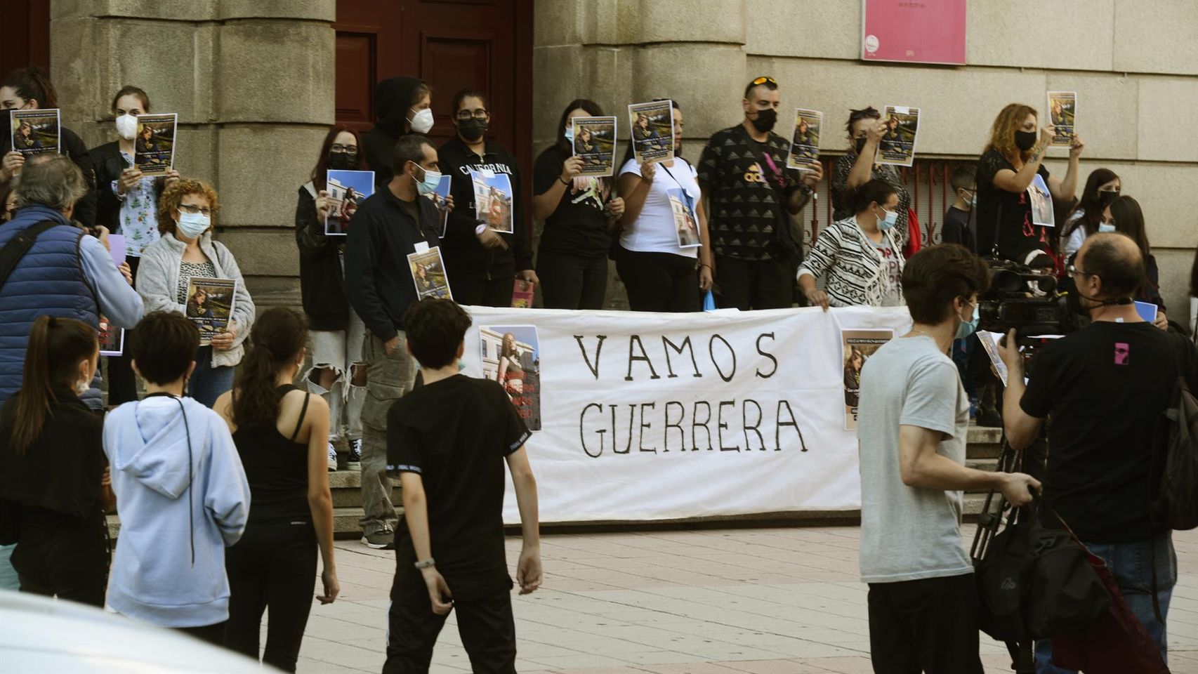 Varias personas durante una concentración en apoyo a la niña de 14 años agredida el pasado 9 de septiembre, frente a la Subdelegación del Gobierno de Ourense