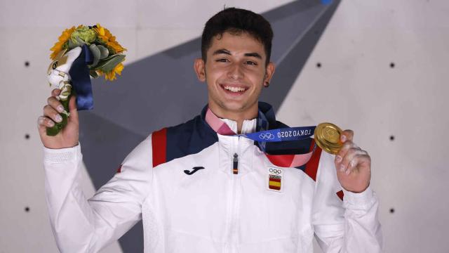 Alberto Ginés posa con el oro olímpico en escalada en Tokio 2020