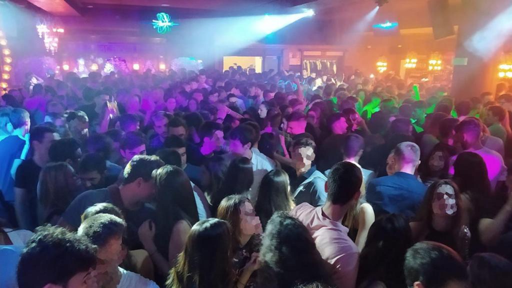 Gente bailando en una discoteca.