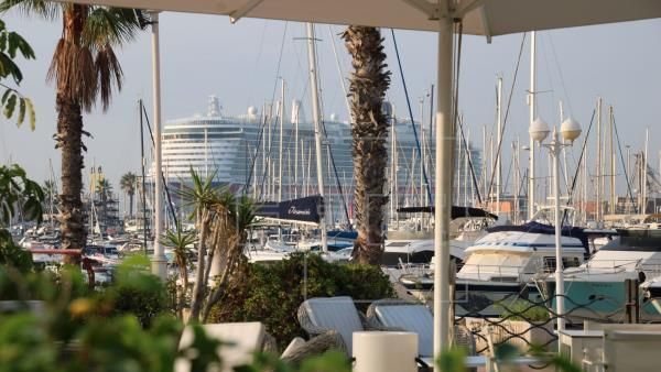 Alicante recibe al mayor crucero de su historia: el Iona, un 'gigante' de 340 metros y 3.500 pasajeros.