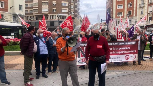 Jubilados de UGT y CCOO en la manifestación en la Plaza Madrid