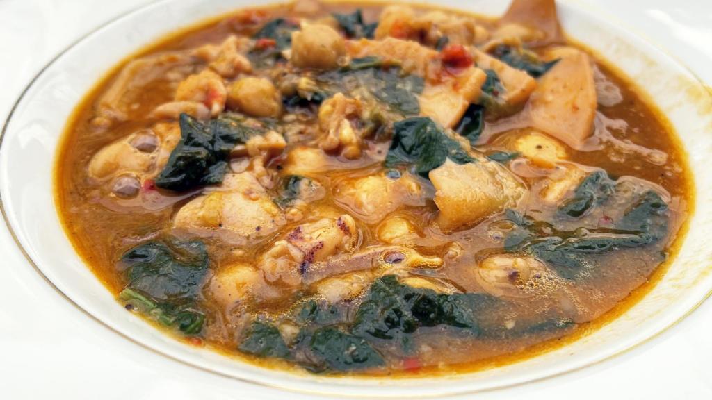 Potaje de garbanzos, calamares y espinacas