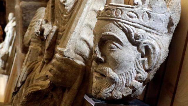 Algunas de las piezas históricas halladas en la catedral de Santiago.